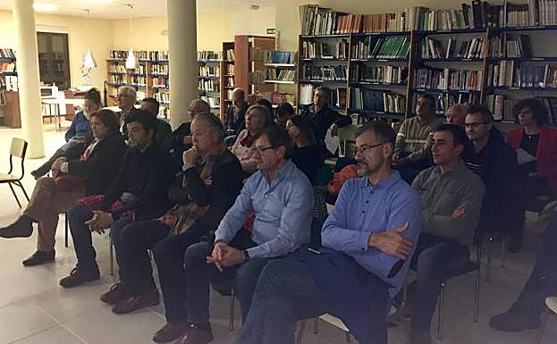 Asistentes a la asamblea ordinaria de Adriss que tuvo lugar en la biblioteca de Linares de Riofrío. 