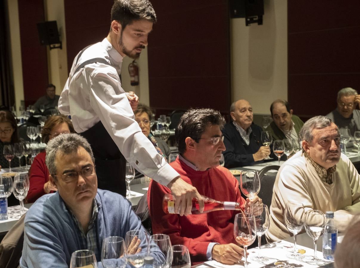 En el juego de experiencias y emociones, otros cuatro elementos adicionales, el regaliz, café molido, unos trocitos de piña y unas gominolas cumplieron la función de potenciar las cualidades de cada uno de los vinos catados