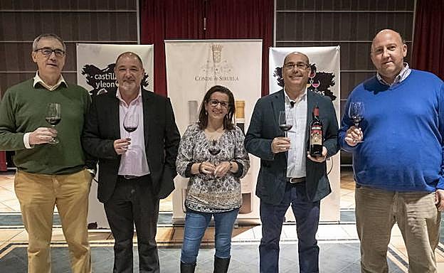 Jose Romón, comercial; Jesús Jáñez, director de Administración y socio; Beatriz Rodríguez García, sumiller; Carlos León, director comercial, y José Miguel Villar, director de Compras y socio de Bodegas Frutos Villar. 