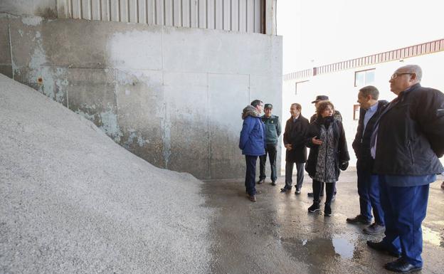 La subdelegada del Gobierno en Salamanca, en su visita al centro de conservación. 