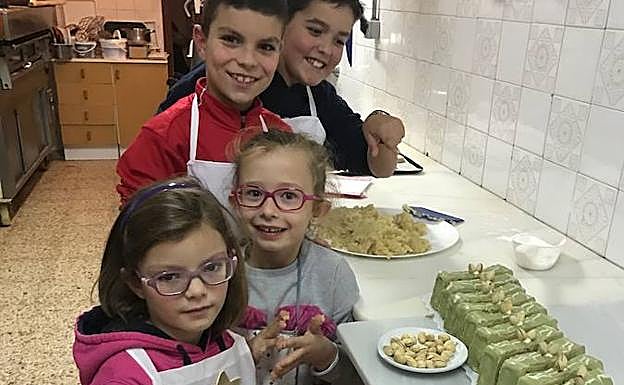 Los autores del turrón, con las manos en la masa. 