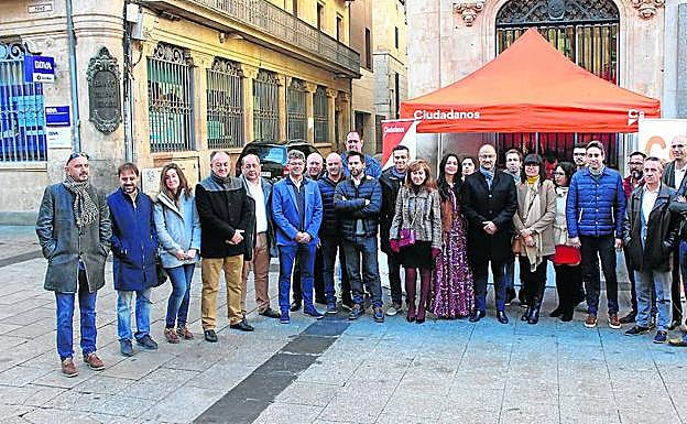 Responsables de Ciudadanos, en la mesa informativa de la plaza del Liceo.