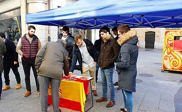 Mesa de reparto de Constituciones de NN GG.