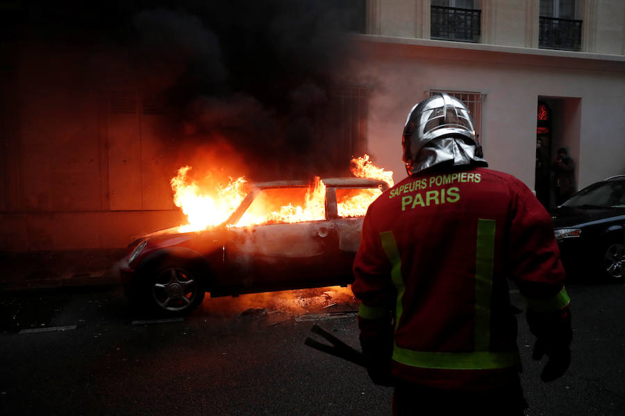 La capital francesa afronta con síndrome de toque de queda una jornada de máximo riesgo de repunte insurreccional de la guerrilla urbana