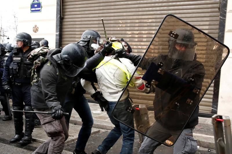 La capital francesa afronta con síndrome de toque de queda una jornada de máximo riesgo de repunte insurreccional de la guerrilla urbana