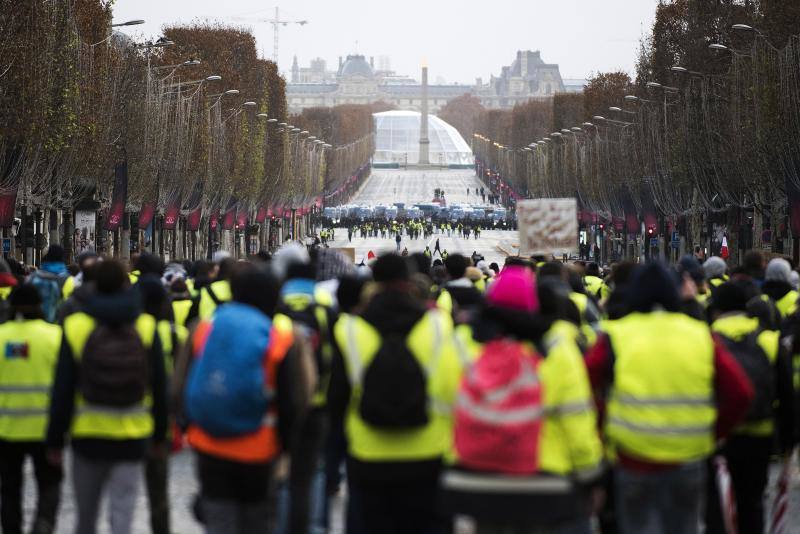 La capital francesa afronta con síndrome de toque de queda una jornada de máximo riesgo de repunte insurreccional de la guerrilla urbana