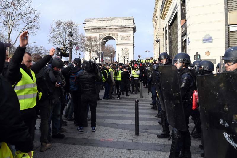 La capital francesa afronta con síndrome de toque de queda una jornada de máximo riesgo de repunte insurreccional de la guerrilla urbana