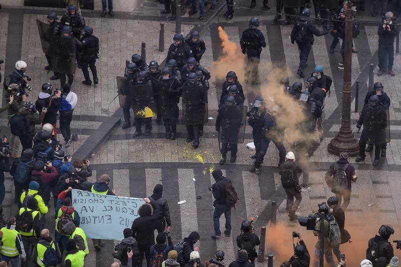 La capital francesa afronta con síndrome de toque de queda una jornada de máximo riesgo de repunte insurreccional de la guerrilla urbana