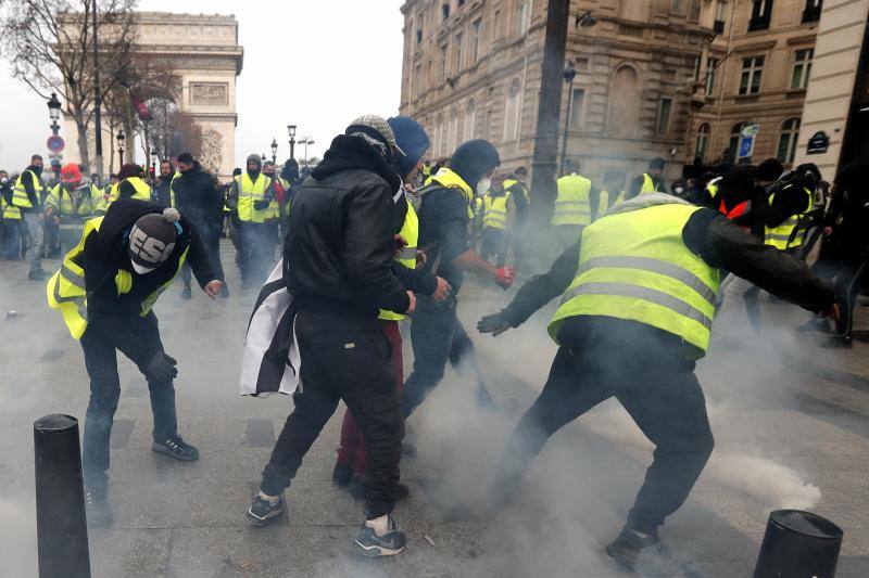 La capital francesa afronta con síndrome de toque de queda una jornada de máximo riesgo de repunte insurreccional de la guerrilla urbana