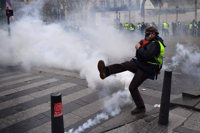 La capital francesa afronta con síndrome de toque de queda una jornada de máximo riesgo de repunte insurreccional de la guerrilla urbana