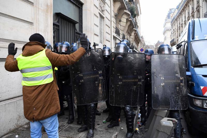 La capital francesa afronta con síndrome de toque de queda una jornada de máximo riesgo de repunte insurreccional de la guerrilla urbana