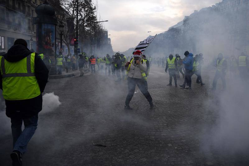 La capital francesa afronta con síndrome de toque de queda una jornada de máximo riesgo de repunte insurreccional de la guerrilla urbana