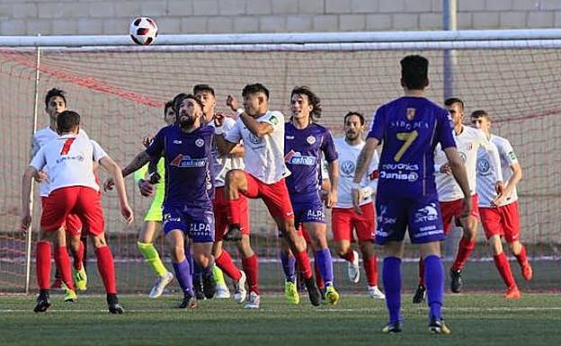 Una acción defensiva del partido ante el Cristo. 