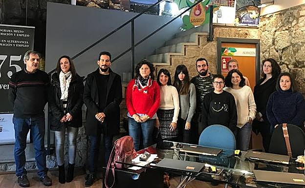 Las alumnas de la acción formativa junto a profesores y representantes municipales.