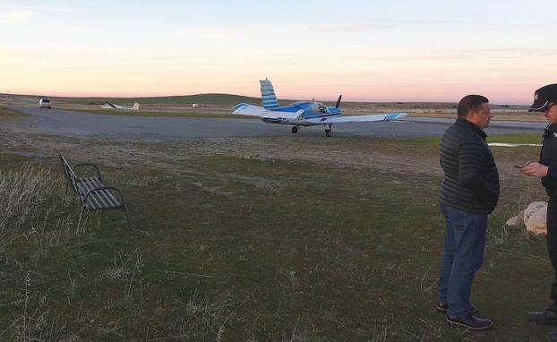 Al fondo, el otro planeador implicado en el accidente, la avioneta de remolque y, en primer plano, el jefe de la Policía Local, Julio Rodríguez, hablando con un agente de la Policía Nacional. 