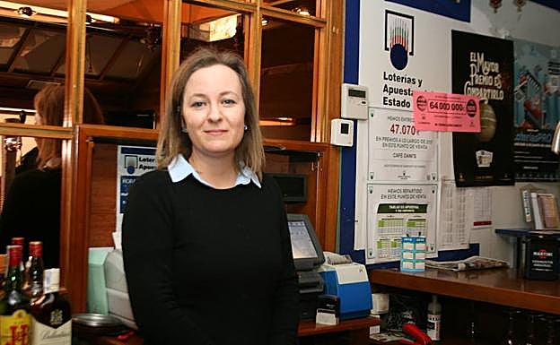 Belén Cabrera, junto al terminal del bar-restaurante. 