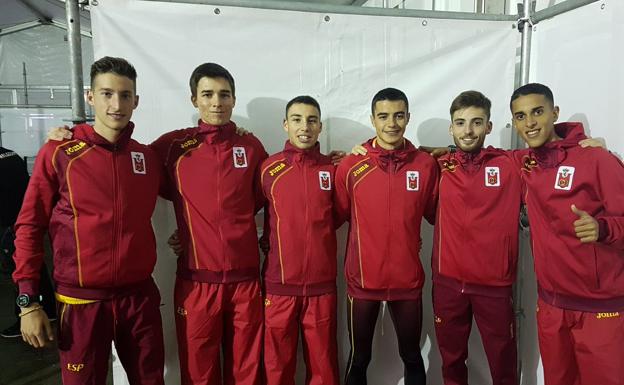 Mario García, segundo por la izquierda,con la selección en Tilburg. 