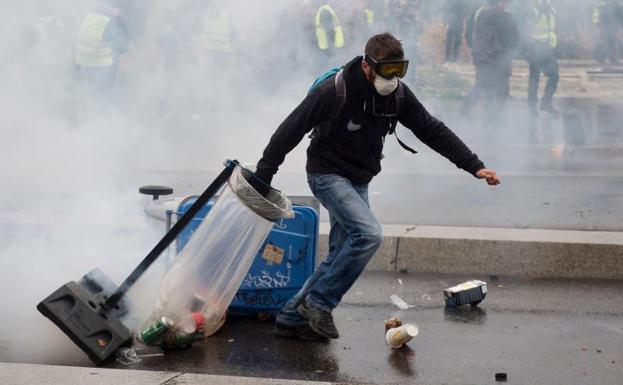 Los 'chalecos amarillos' vuelven a incendiar París