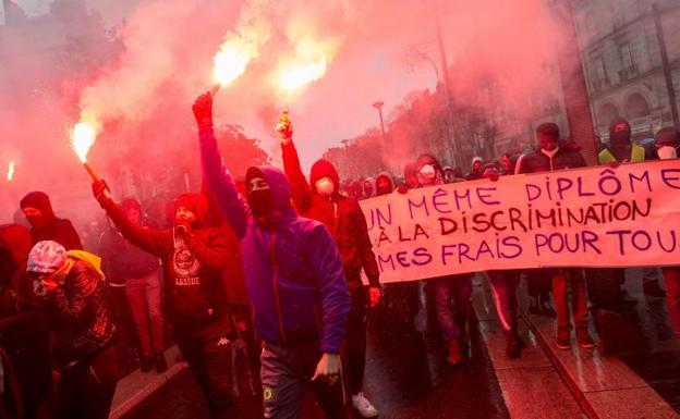Imagen principal - Los &#039;chalecos amarillos&#039; vuelven a incendiar París