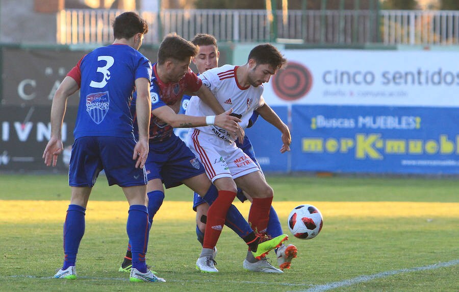 Rubén, Calleja y Asier tratan de robar el balón a un jugador del Bupolsa.