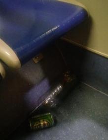 Imagen secundaria 2 - Restos de bebidas en el interior del autobús. 