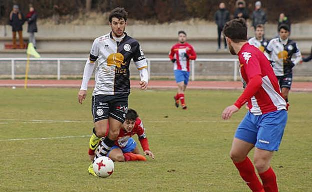 Carlos de la Nava conduce el balón ante el Tordesillas la pasada temporada. 