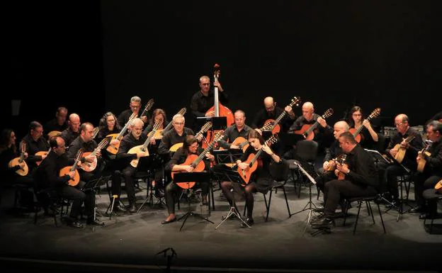 Los miembros de la orquesta, durante la actuación.