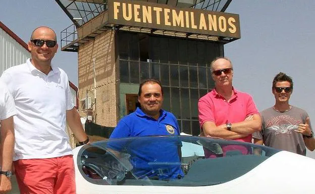 José Antonio González, con polo azul, este verano en el aeródromo.