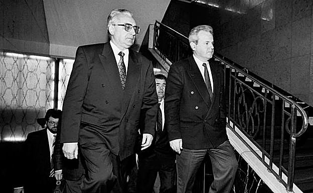 El dictador Milosevic -derecha-, en 1991, tras la respuesta armada contra Eslovenia en 1991 y durante una reunión con el presidente croata Tudjman.