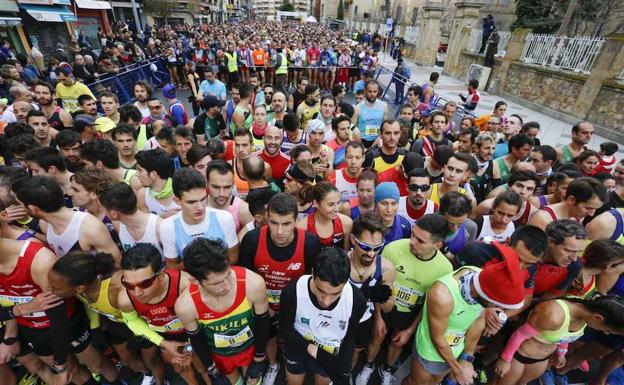 Instantes previos a la salida de la carrera absoluta de la San Silvestre Salmantina en 2017. 