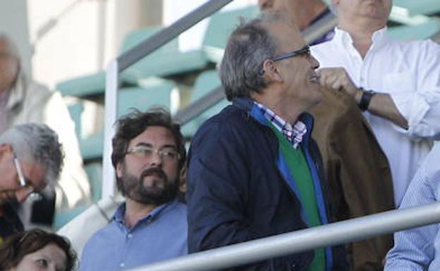 El presidente de la Federacion de Futbol de Castilla y Leon, Marcelino Maté, en La Balastera, con el presidente del Deportivo Palencia, Javier Rodríguez, a la izquierda.