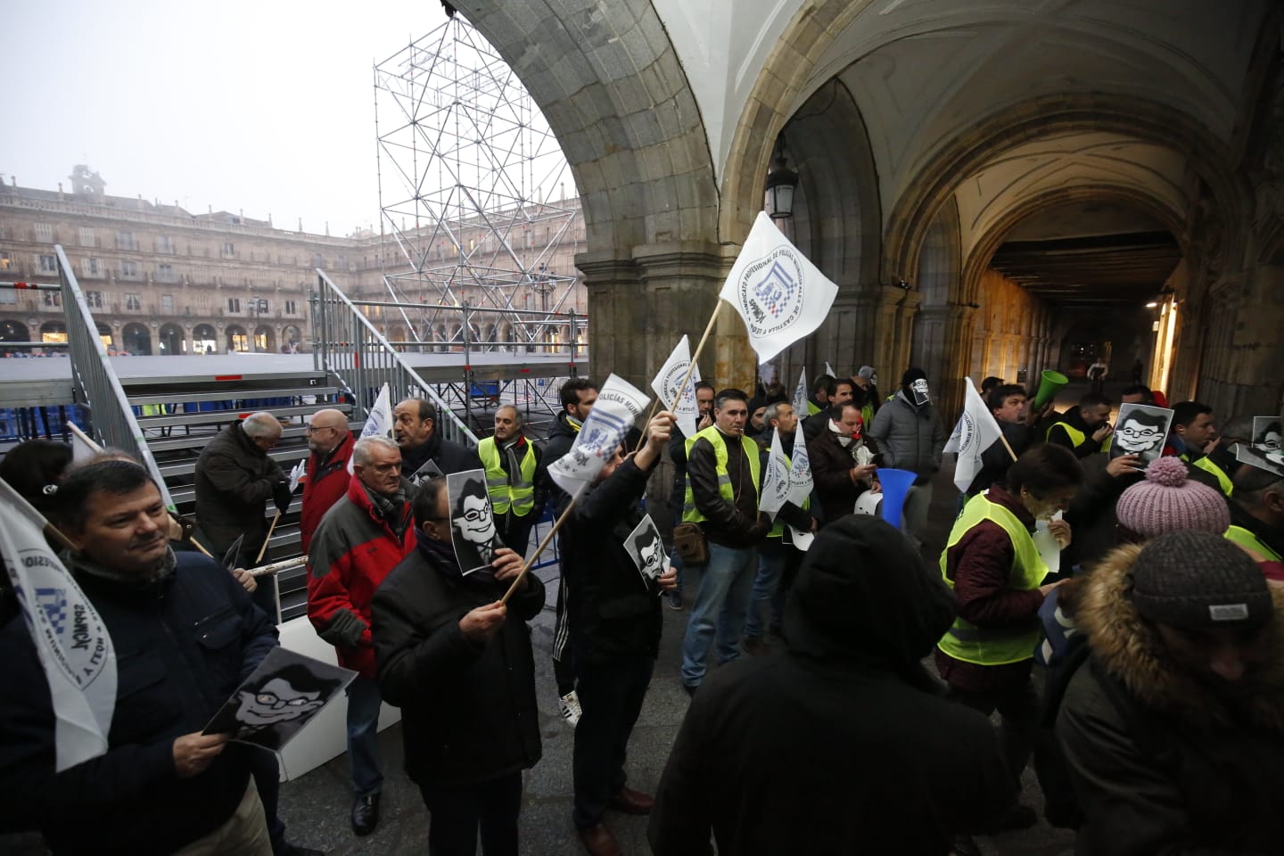 Fuera del salón de plenos, desde minutos antes de comenzar la sesión, medio centenar de agentes y representantes sindicales se ha concentrado para pedir mejoras salariales y de material laboral, para lo que han mostrado su descontento con pancartas y la utilización de silbatos y megáfonos