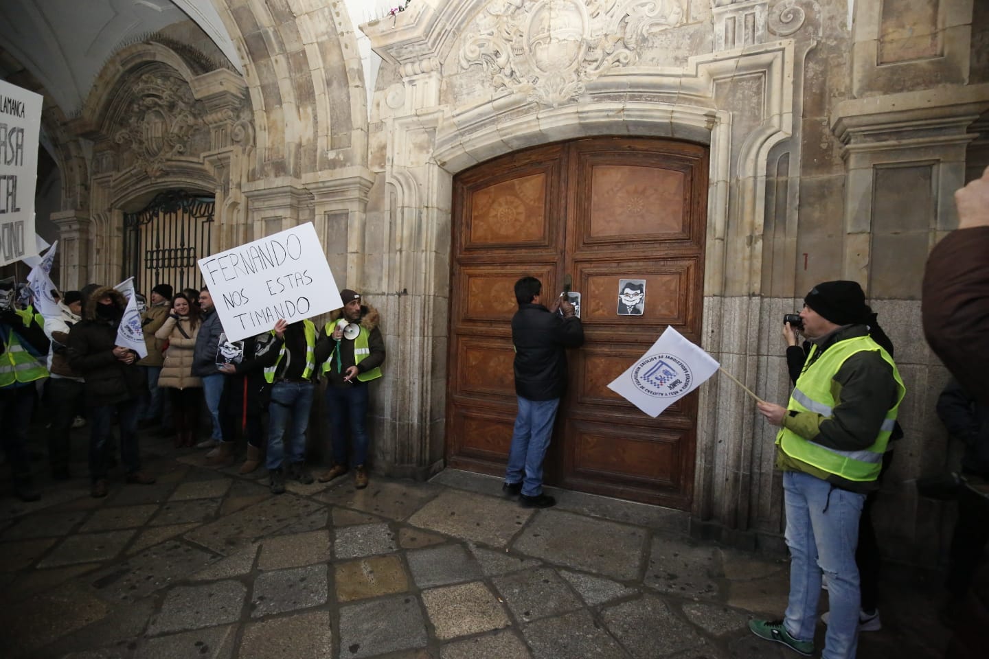 Fuera del salón de plenos, desde minutos antes de comenzar la sesión, medio centenar de agentes y representantes sindicales se ha concentrado para pedir mejoras salariales y de material laboral, para lo que han mostrado su descontento con pancartas y la utilización de silbatos y megáfonos