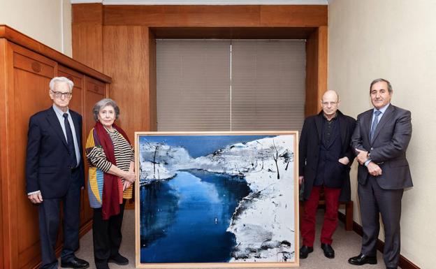 El jurado del Certamen y el ganador del mismo posan junto a la obra premiada. 