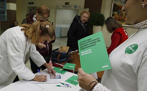 Recogidas de fimas de Satse en el vestíbulo del hospital San Telmo. 