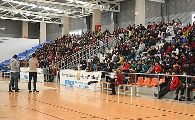 Casi seiscinetos escolares participaron en la charla cotnra el ciberacoso, celebrada en el polideportivo Pilar Fernández Valderrama. 