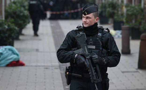 Un agente de seguridad vigila en las inmediaciones del lugar del ataque. 