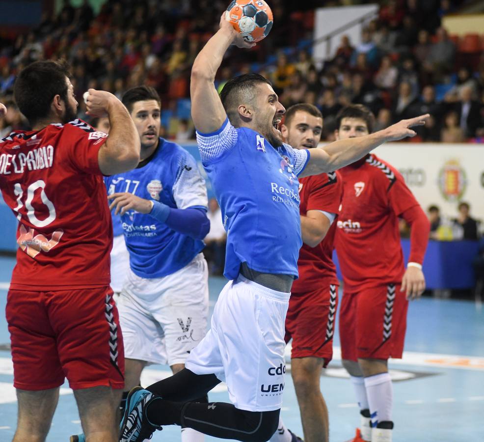 Un gol inverosímil de Dani Pérez desde la esquina, sin ángulo y a falta de dos segundos para finalizar el partido evitó la debacle en Huerta del Rey 