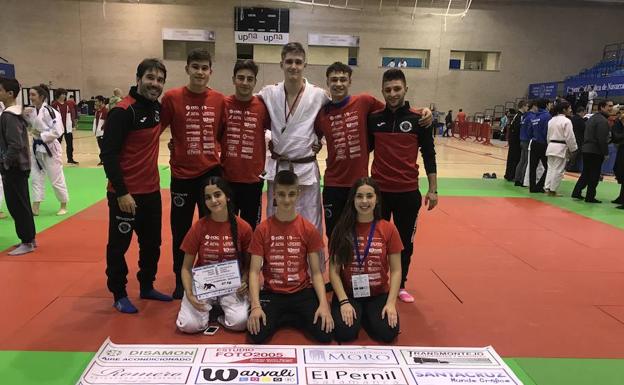 Participantes del club Doryoku, junto a sus entrenadores, en la cita de Pamplona.