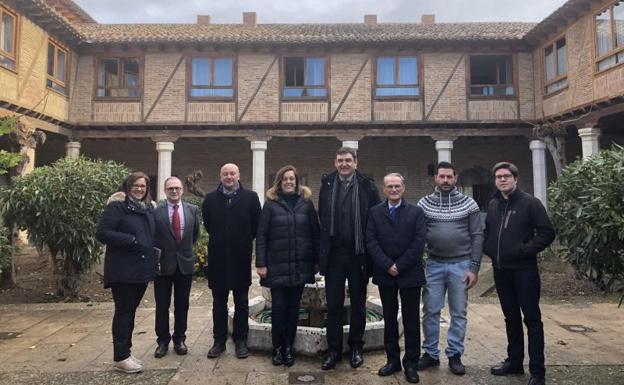 La presidenta de la Diputación durante la visita a la residencia. 