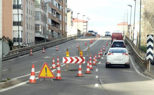 Las obras se trasladaron hoy al carril de entrada a la ciudad.