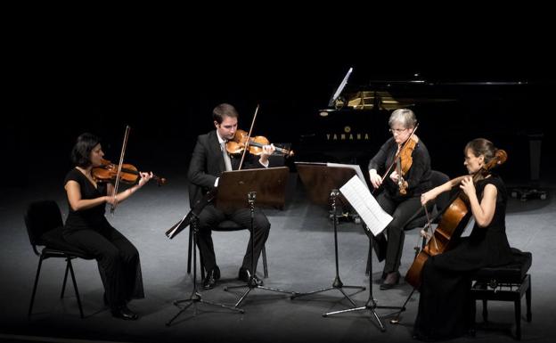 Un momento de la interpretación de 'Cuarteto en La menor', de María de Pablos, ayer, en el teatro Juan Bravo. 