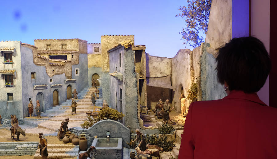Cerca de 300 figuras artesanas se reparten por ocho escenas bíblicas ambientadas en la «ciudad azul» marroquí de Chefchaouen