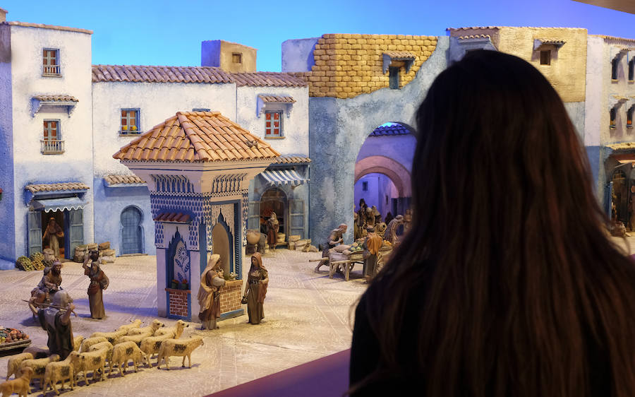 Cerca de 300 figuras artesanas se reparten por ocho escenas bíblicas ambientadas en la «ciudad azul» marroquí de Chefchaouen