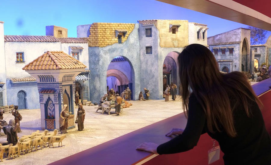 Cerca de 300 figuras artesanas se reparten por ocho escenas bíblicas ambientadas en la «ciudad azul» marroquí de Chefchaouen