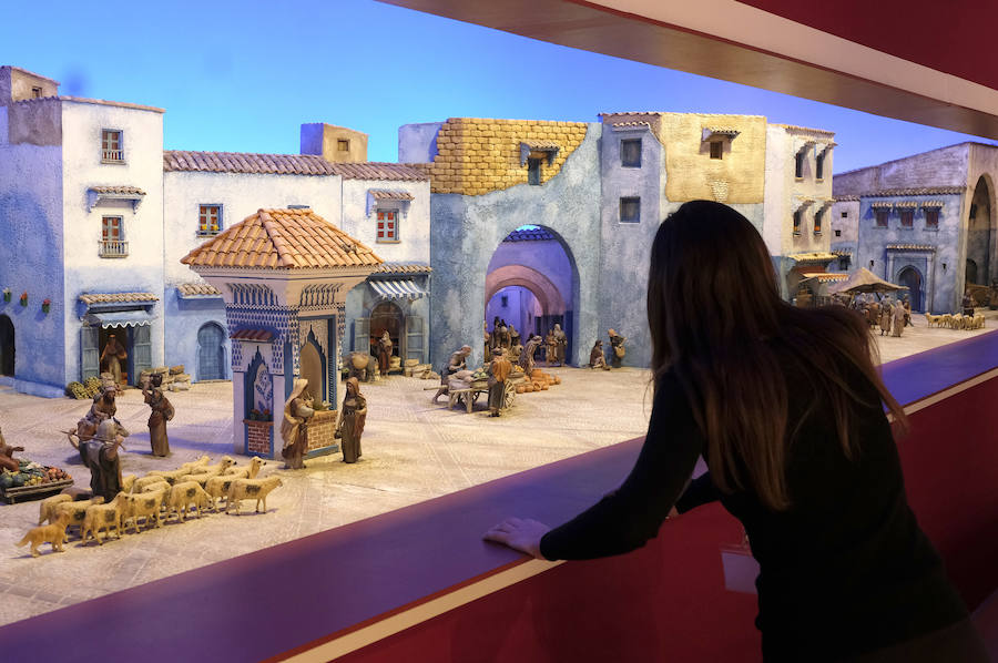 Cerca de 300 figuras artesanas se reparten por ocho escenas bíblicas ambientadas en la «ciudad azul» marroquí de Chefchaouen