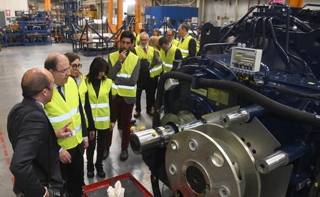 El presidente de la Junta de Castilla y León, Juan Vicente Herrera (2I), asiste a la inauguración de la nueva ampliación del centro productivo de 'Siemens Gamesa' en Lerma, acompañado, la alcaldesa de Lerma, Celia Izquierdo (3I), el gerente de la planta, Roberto González (I), y la diputada provincial, Inmaculada Sierra (C). 