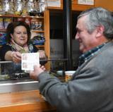 Pilar Portela vende décimos para El Niño a Jesús Gallego. :: R. J. 