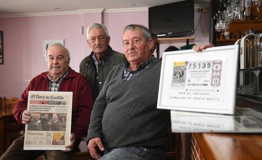 El alcalde de Cubillas, Javier González (izquierda), Luis Alberto y José Luis posan con el número que regó de millones la localidad y el periódico que al día siguiente reflejó su felicidad . :: 