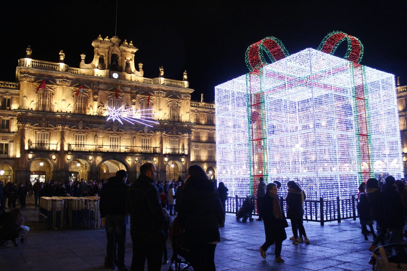 Fotos: El brillo de la Navidad deslumbra en la Plaza Mayor de Salamanca